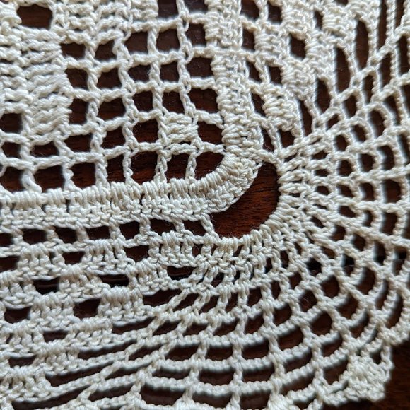 10% OFF Vintage 3-Piece Ecru-Coloured Doilies – c 1940s/1950s - Picture 5 of 8